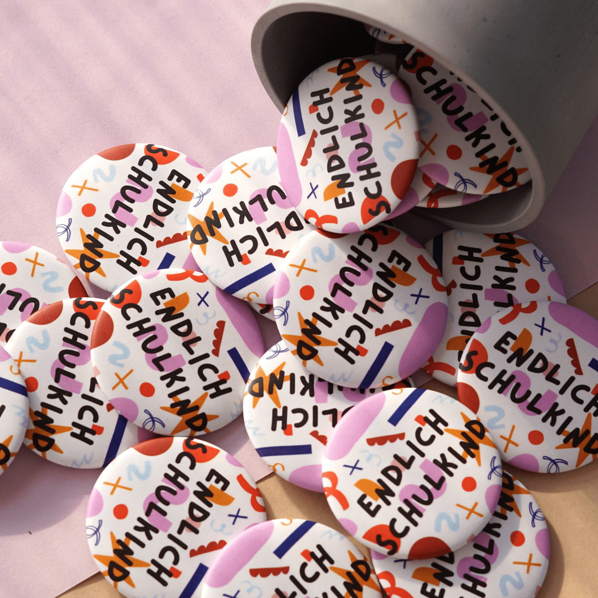 Modern Kids Art - Button "Endlich Schulkind" Modern Kids Art - malmichbunt.de