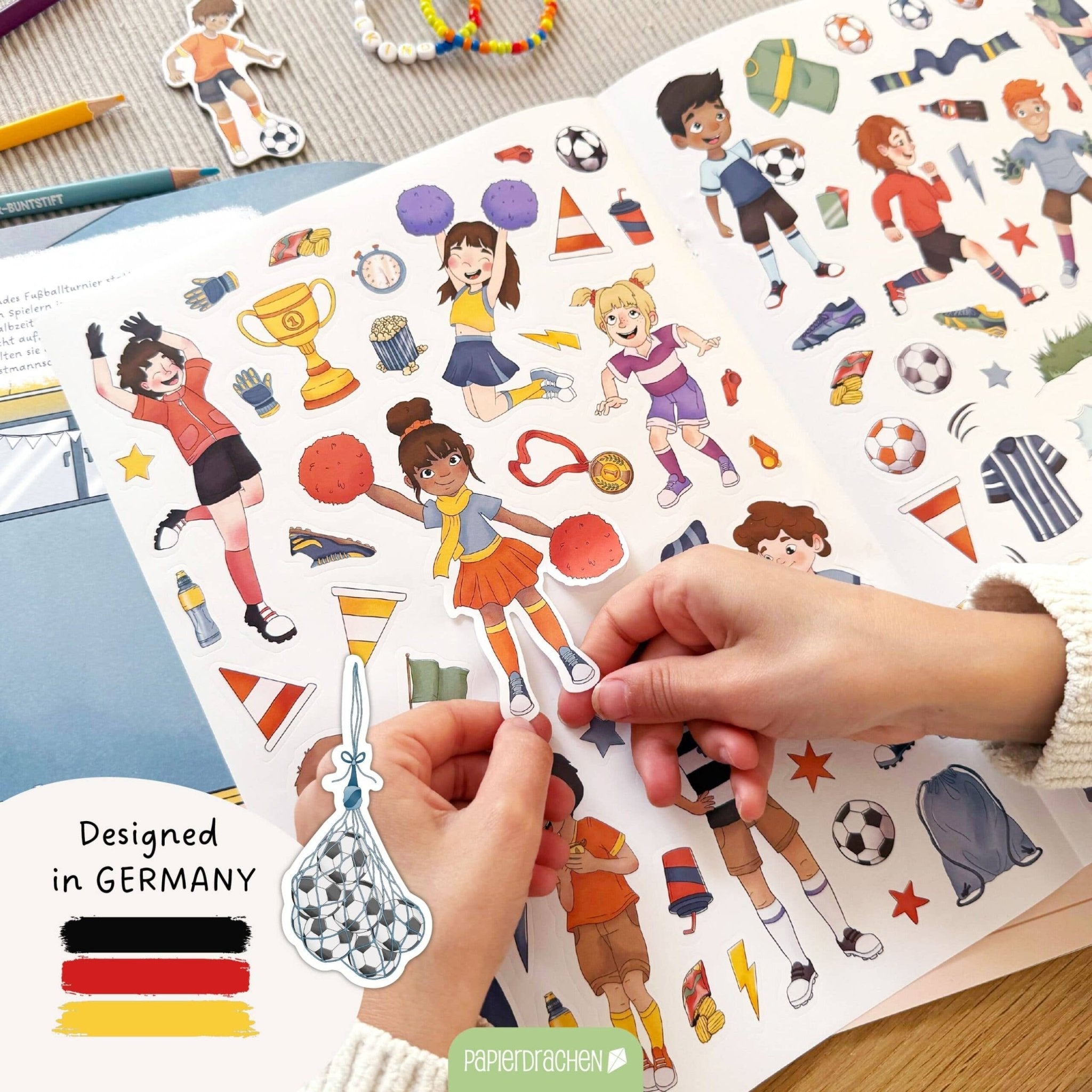 Papierdrachen Mein kreatives Fußballwelt Heft - Malen, Rätseln, Stickern Papierdrachen - malmichbunt.de